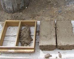 Fabricación de ladrillos de adobe unidos por una masa de mortero y caña.