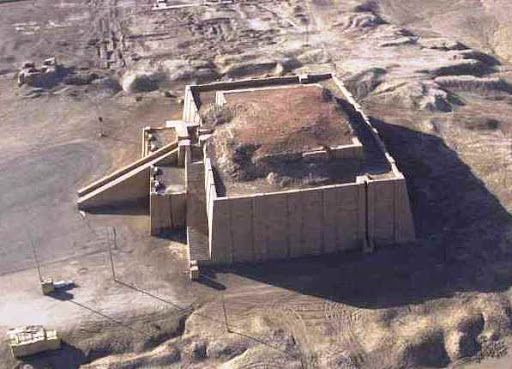 Zigurat de Ur. Realizado con una estructura de ladrillos y adobe. Siglo XXI a.C. Ur, actual Irak.