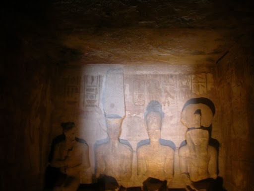 Rayos solares iluminando las caras de Ptah, Amón-Ra , Ramsés II divinizado y Ra-Horajti, durante los días 21 de octubre y 21 de febrero (posiblememnte días del cumpleaños del rey y de su coronación).